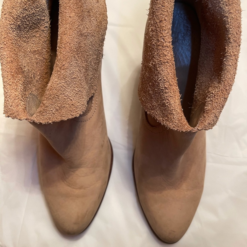 UGG Australia women’s Thames sheepskin leather ankle boots size 9.5